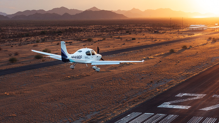 A training aircraft of the European Flight Academy during the landing approach at the airport Phoenix/Arizona (USA)